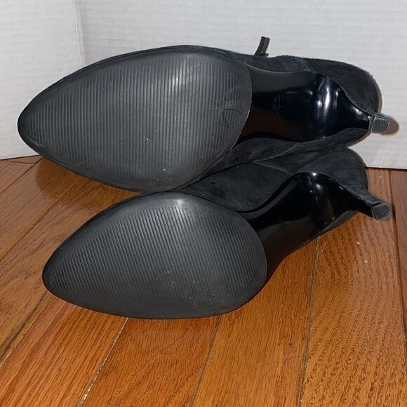 Size 9.5 B .Makowsky Leather upper and sole botties. - Picture 5 of 6